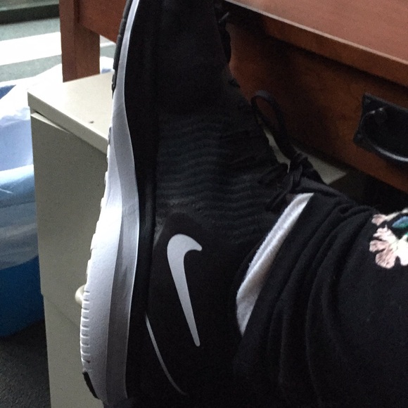 Nike sneakers size 7 - Picture 2 of 3